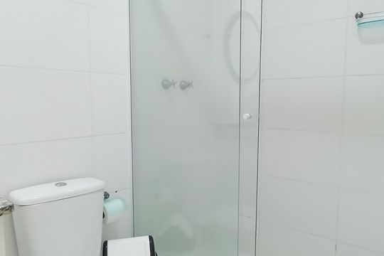 Banheiro da suíte de apartamento para alugar com 2 quartos, 69m² em Jardim Tupanci, Barueri