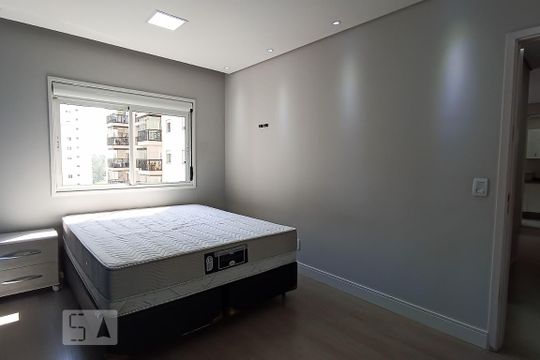 Suíte de apartamento para alugar com 2 quartos, 69m² em Jardim Tupanci, Barueri