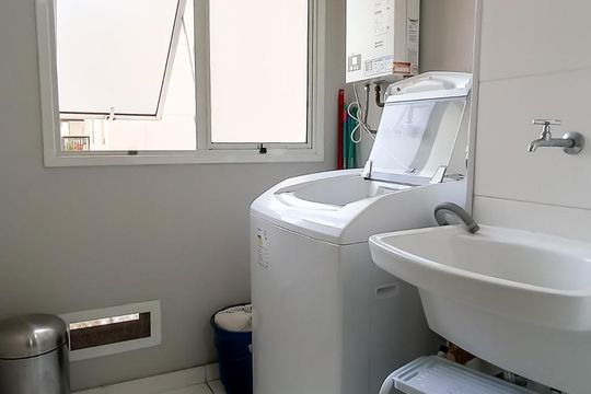 Área de serviço de apartamento para alugar com 2 quartos, 69m² em Jardim Tupanci, Barueri
