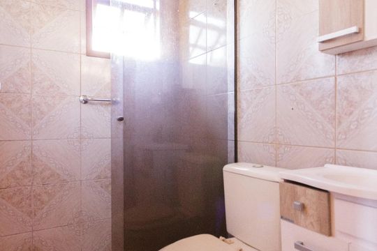 Banheiro de casa à venda com 2 quartos, 60m² em Jardim Itu Sabará, Porto Alegre