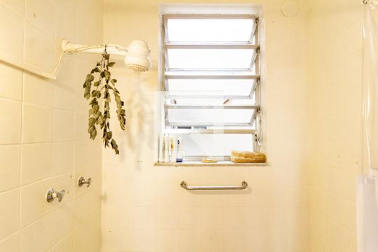 Banheiro de apartamento para alugar com 1 quarto, 50m² em Ipanema, Rio de Janeiro