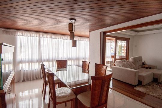 Apartamento para alugar com 4 quartos, 270m² em Jardim Lindóia, Porto Alegre