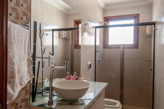 Banheiro Social de apartamento para alugar com 4 quartos, 270m² em Jardim Lindóia, Porto Alegre