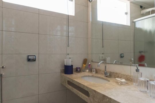 2o. Andar - Quarto 3 - Suíte/ Banheiro de casa para alugar com 3 quartos, 210m² em Ipiranga, São Paulo