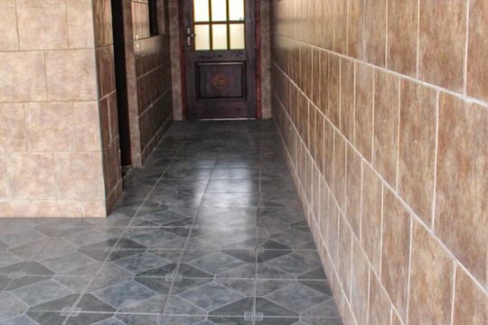 corredor garagem / entrada casa  de casa à venda com 3 quartos, 450m² em Jardim Guanca, São Paulo