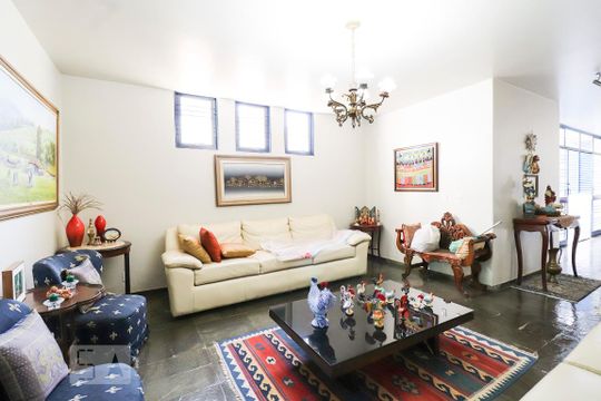Casa para alugar com 6 quartos, 400m² em Setor Oeste, Goiânia