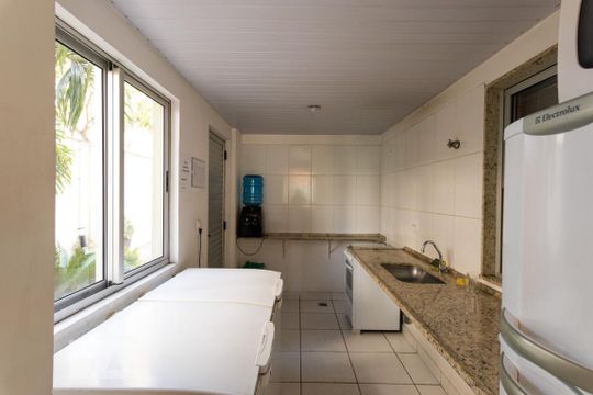 Cozinha Salão de Festas de apartamento para alugar com 2 quartos, 55m² em Ouro Preto, Belo Horizonte