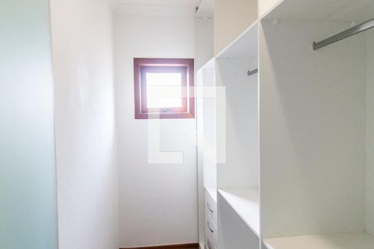 Closet da suíte 1 de casa de condomínio para alugar com 4 quartos, 350m² em Alphaville, Santana de Parnaíba