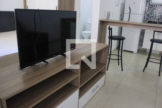 Sala de kitnet/studio para alugar com 1 quarto, 38m² em Jardim Flor da Montanha, Guarulhos