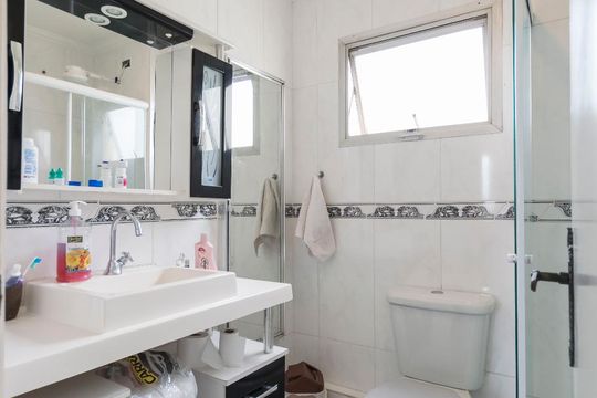 Banheiro social de apartamento à venda com 3 quartos, 80m² em Vila Monumento, São Paulo