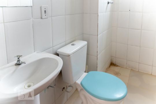 Banheiro de apartamento à venda com 3 quartos, 57m² em Vila Santa Teresinha, São Paulo