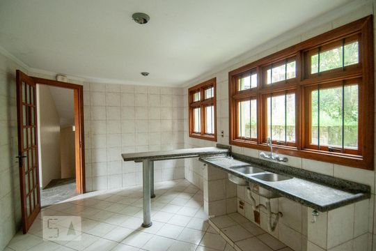Cozinha de casa à venda com 4 quartos, 216m² em Protásio Alves, Porto Alegre