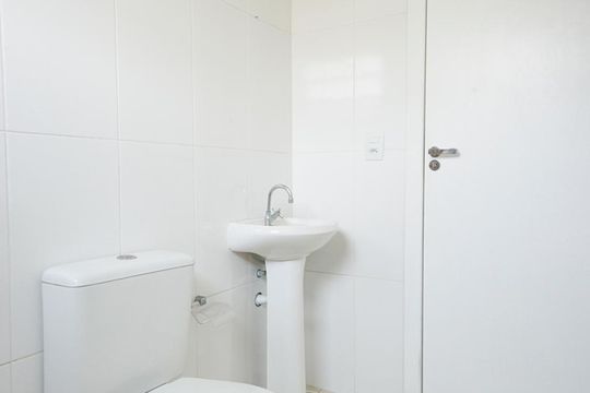 Banheiro andar superior de casa de condomínio para alugar com 2 quartos, 50m² em Vila Libanesa, São Paulo