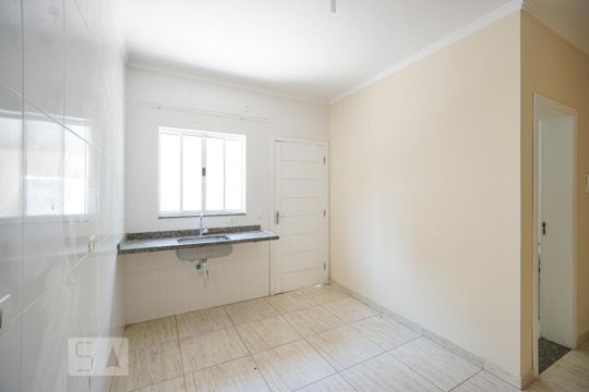 Sala e cozinha de casa de condomínio para alugar com 2 quartos, 50m² em Vila Libanesa, São Paulo