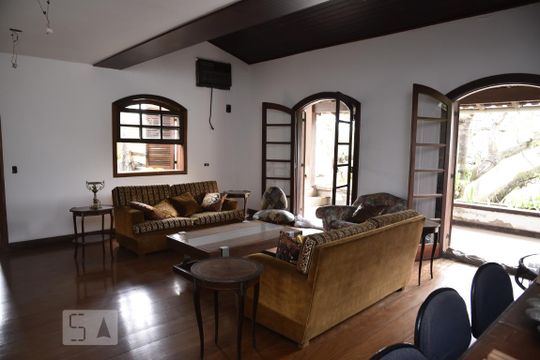 Sala de casa de condomínio para alugar com 4 quartos, 450m² em Pechincha, Rio de Janeiro