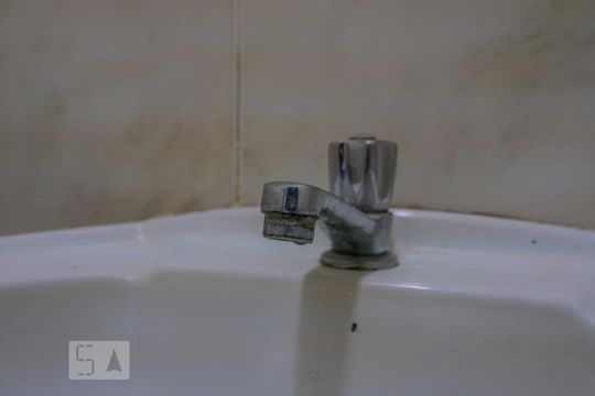 Banheiro de kitnet/studio para alugar com 1 quarto, 30m² em Centro, Rio de Janeiro