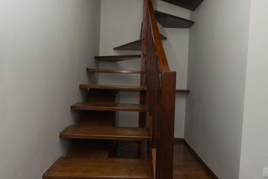 Escada de apartamento para alugar com 2 quartos, 107m² em Vila Clementino, São Paulo