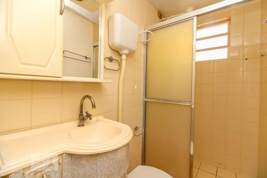 Banheiro de apartamento para alugar com 1 quarto, 44m² em Protásio Alves, Porto Alegre
