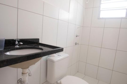 banheiro de apartamento à venda com 2 quartos, 52m² em Jardim Nova Europa, Campinas