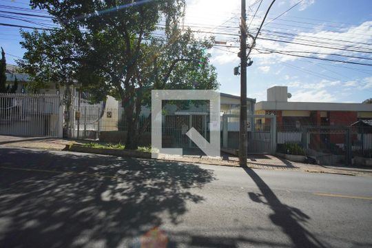 Fachada de casa à venda com 4 quartos, 220m² em Três Figueiras, Porto Alegre