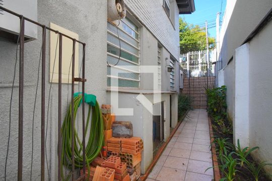 Quintal - Área lateral de casa à venda com 4 quartos, 220m² em Três Figueiras, Porto Alegre