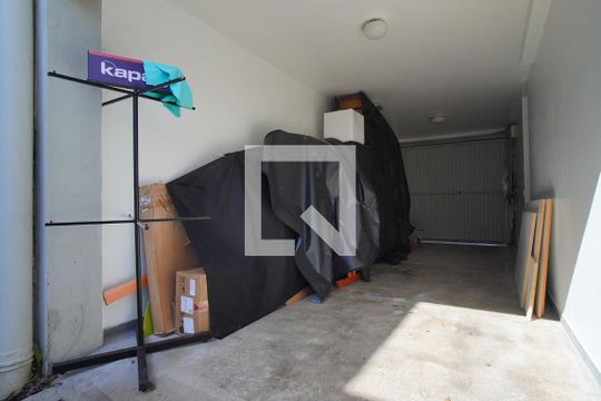 Garagem de casa à venda com 4 quartos, 220m² em Três Figueiras, Porto Alegre