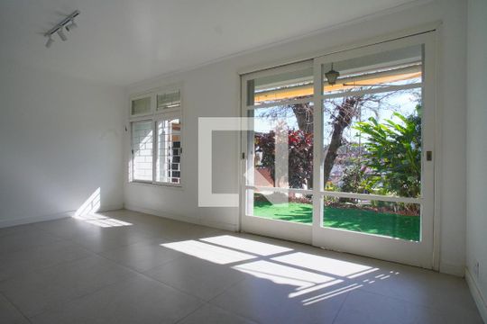 Casa à venda com 4 quartos, 220m² em Três Figueiras, Porto Alegre