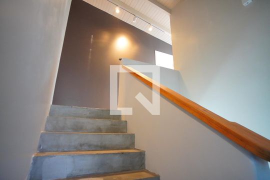 Escada para segundo andar de casa à venda com 4 quartos, 220m² em Três Figueiras, Porto Alegre