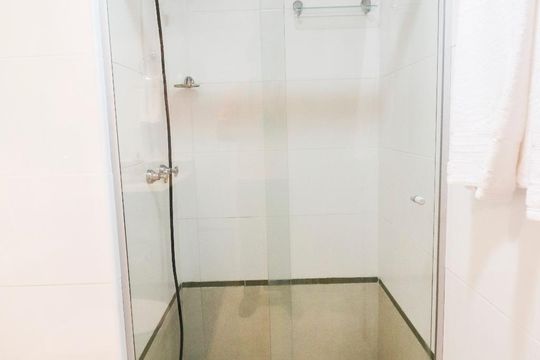 Banheiro de kitnet/studio para alugar com 1 quarto, 41m² em Jardim Goiás, Goiânia