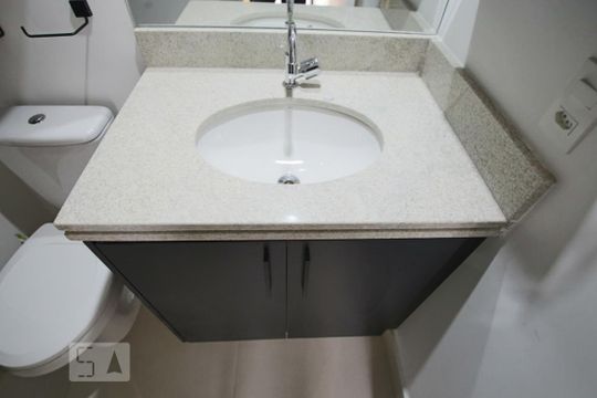 Banheiro de kitnet/studio para alugar com 1 quarto, 42m² em Centro, São Paulo