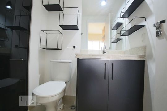 Banheiro de kitnet/studio para alugar com 1 quarto, 42m² em Centro, São Paulo