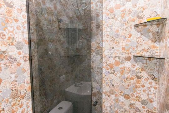 Banheiro de kitnet/studio para alugar com 1 quarto, 22m² em São Francisco, Curitiba