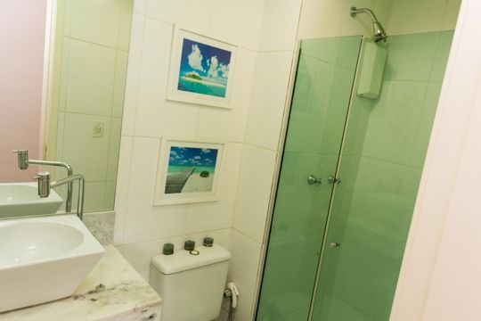 Banheiro de apartamento para alugar com 2 quartos, 58m² em Taquara, Rio de Janeiro