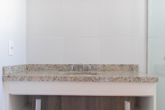 Banheiro da Suíte de apartamento à venda com 2 quartos, 68m² em Passo da Areia, Porto Alegre