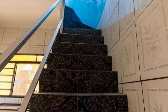 Escada para quartos de casa à venda com 2 quartos, 80m² em Jardim Terezópolis, Guarulhos