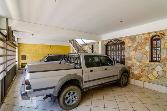 Garagem de casa à venda com 8 quartos, 458m² em Sagrada Família, Belo Horizonte