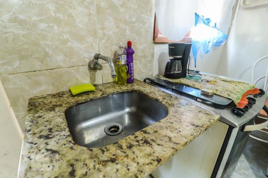 Cozinha de kitnet/studio para alugar com 1 quarto, 25m² em Curicica, Rio de Janeiro
