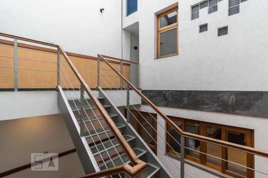Escada corredor de casa à venda com 4 quartos, 240m² em Vila Anglo Brasileira, São Paulo