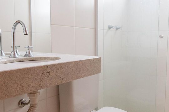 Banheiro de apartamento à venda com 2 quartos, 47m² em Protásio Alves, Porto Alegre