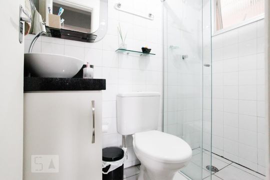 Banheiro  de apartamento à venda com 2 quartos, 56m² em Vila Babilônia, São Paulo