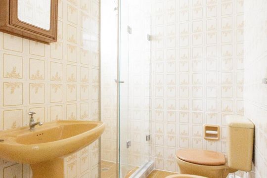 Banheiro de apartamento para alugar com 1 quarto, 45m² em Passo da Areia, Porto Alegre