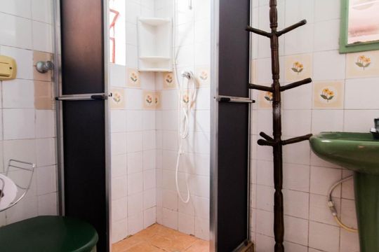 Banheiro de apartamento à venda com 1 quarto, 40m² em Santa Tereza, Porto Alegre