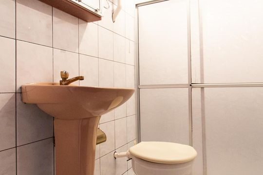 Banheiro de casa à venda com 2 quartos, 60m² em Santa Cândida, Curitiba