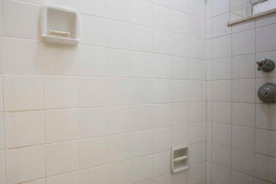 Banheiro de Serviço de apartamento para alugar com 2 quartos, 80m² em Ingá, Niterói