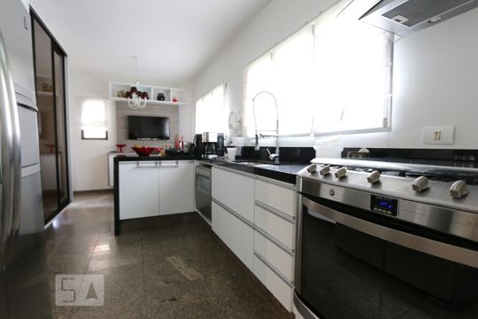 cozinha de apartamento para alugar com 3 quartos, 250m² em Vila Suzana, São Paulo