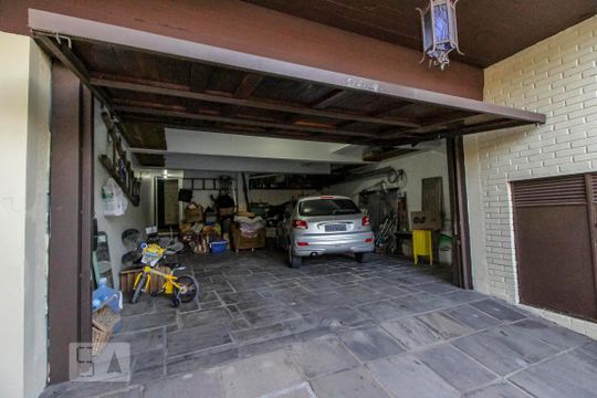 Garagem de casa à venda com 3 quartos, 300m² em Boa Vista, Porto Alegre