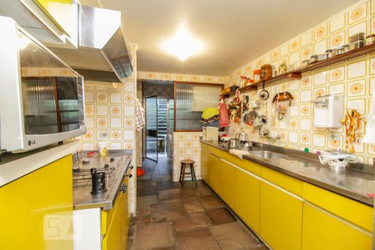 Cozinha de casa à venda com 3 quartos, 300m² em Boa Vista, Porto Alegre
