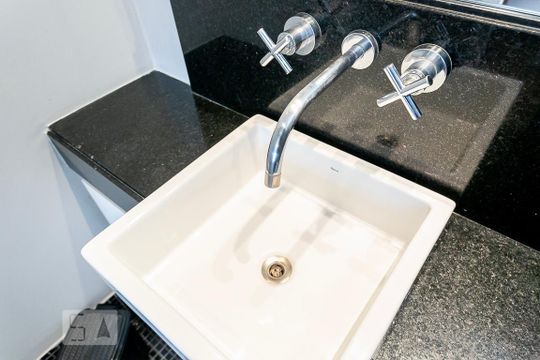 Pia do Banheiro da Suite de apartamento à venda com 3 quartos, 176m² em Pinheiros, São Paulo