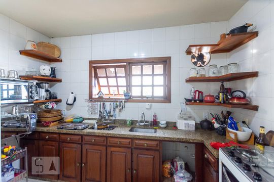 Cozinha de casa à venda com 4 quartos, 500m² em Badu, Niterói