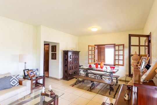 Sala de casa à venda com 4 quartos, 500m² em Badu, Niterói